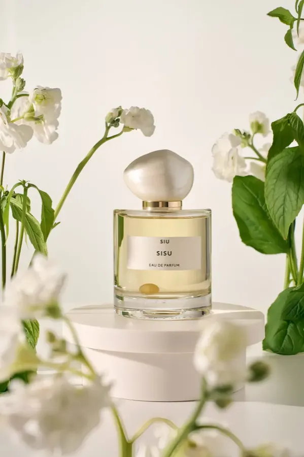 Perfume bottle on luxury studio background — AI Create example
